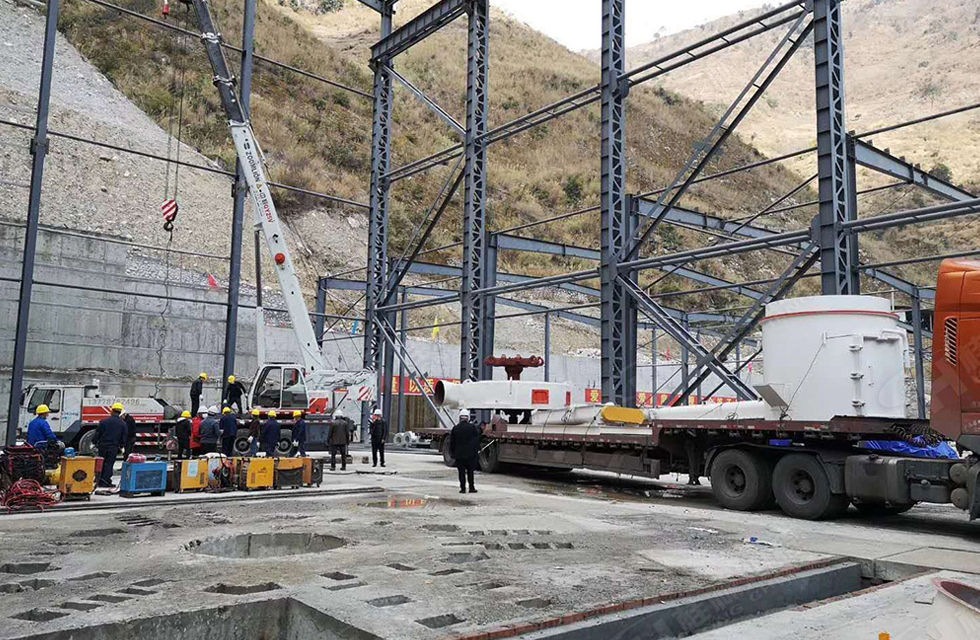 廣西桂林鴻程磨粉機董事長容棟國、總經(jīng)理林總親臨磨機安裝現(xiàn)場指導工作